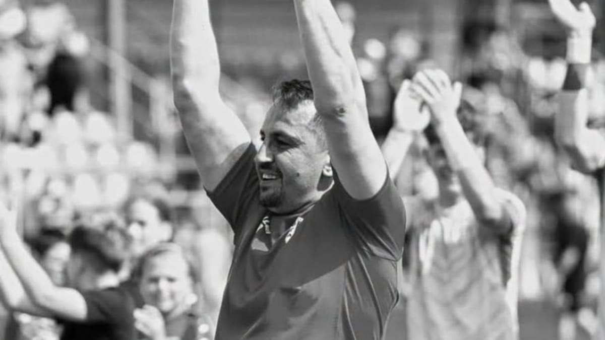 Fotbalist român în acțiune pe teren Fotbalist român în acțiune pe teren
