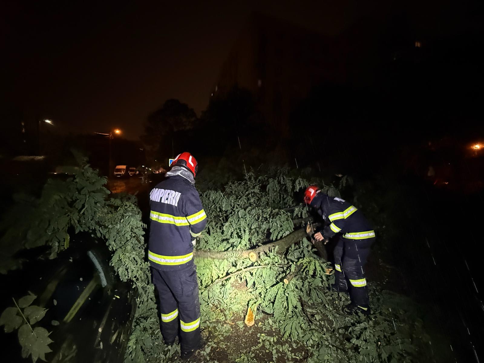 Echipaje de pompieri intervenind în București după furtună Echipaje de pompieri intervenind în București după furtună