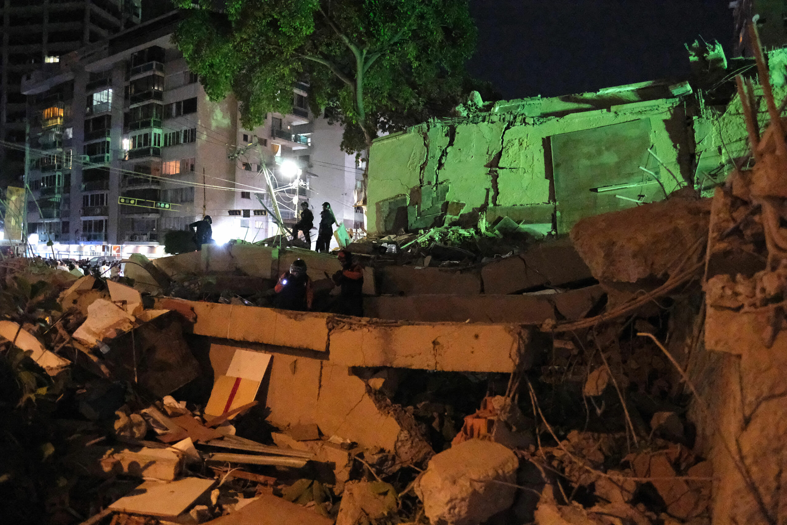 Cer roșu intens peste Caracas la apus