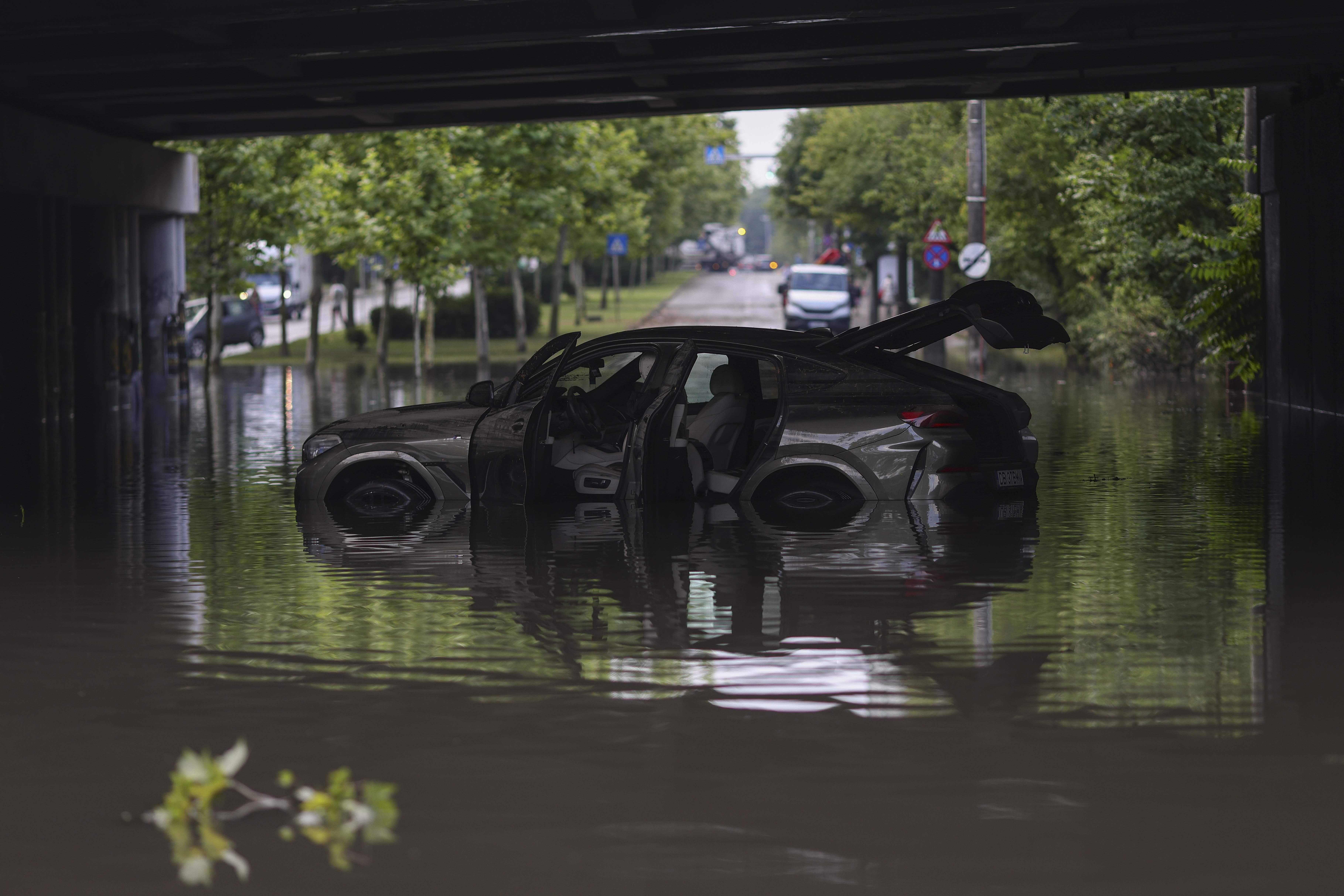 Furtună puternică peste București, vijelie și ploi torențiale