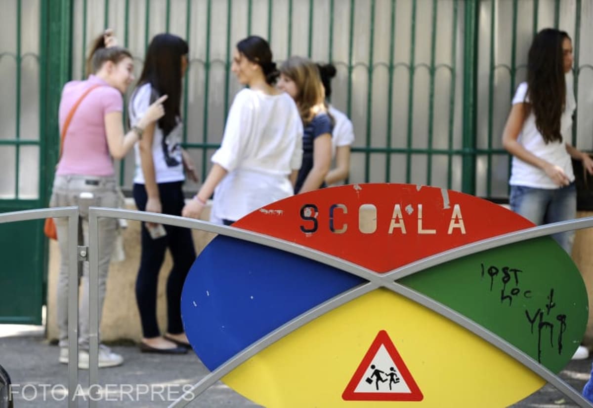 Elevi verificând rezultatele la BAC 2026 în școală și online Elevi verificând rezultatele la BAC 2026 în școală și online