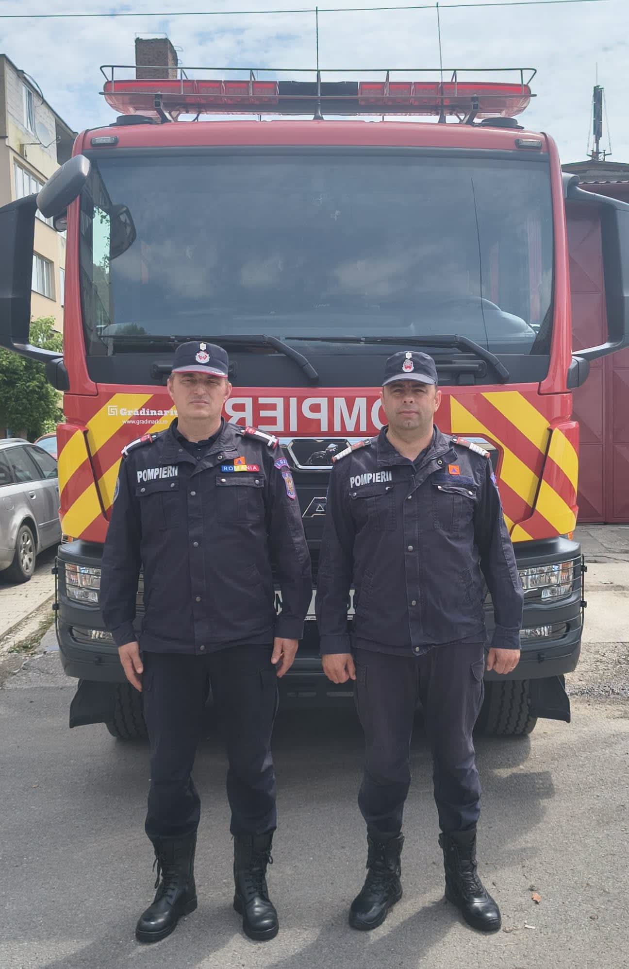 Salvatori în acțiune la accident rutier, echipamente de intervenție, salvare victimă