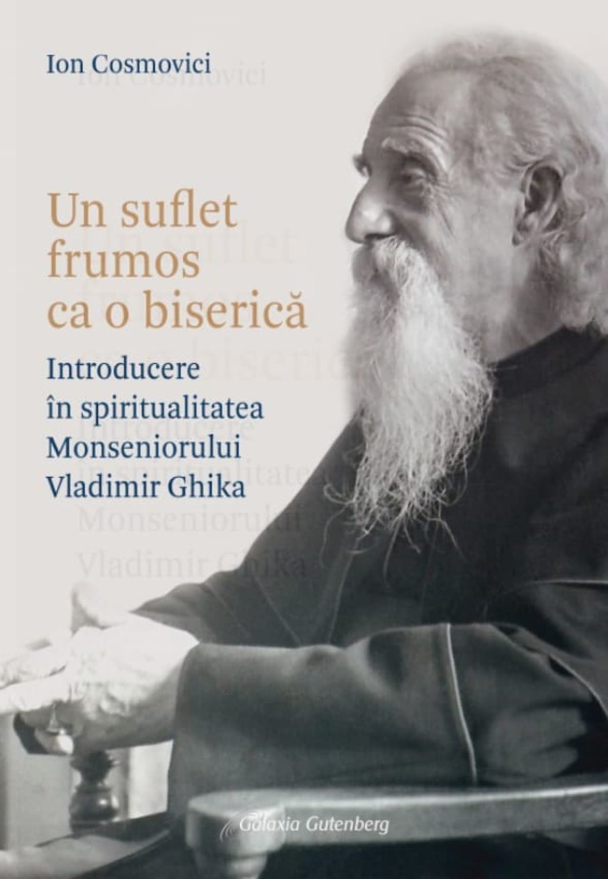 Imagine cu o biserică veche și o persoană în rugăciune