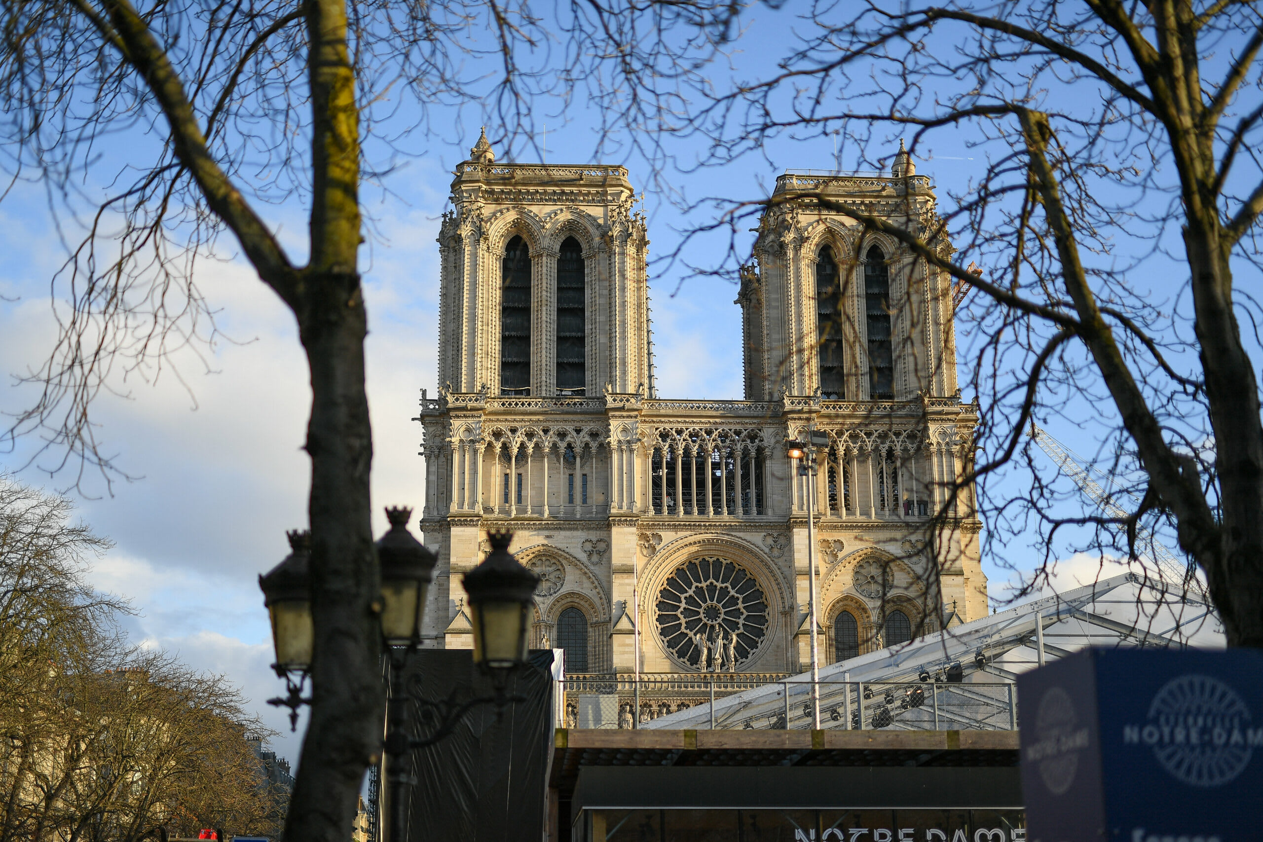 Catedrala Notre-Dame în proces de restaurare, schele și lucrări de refacere