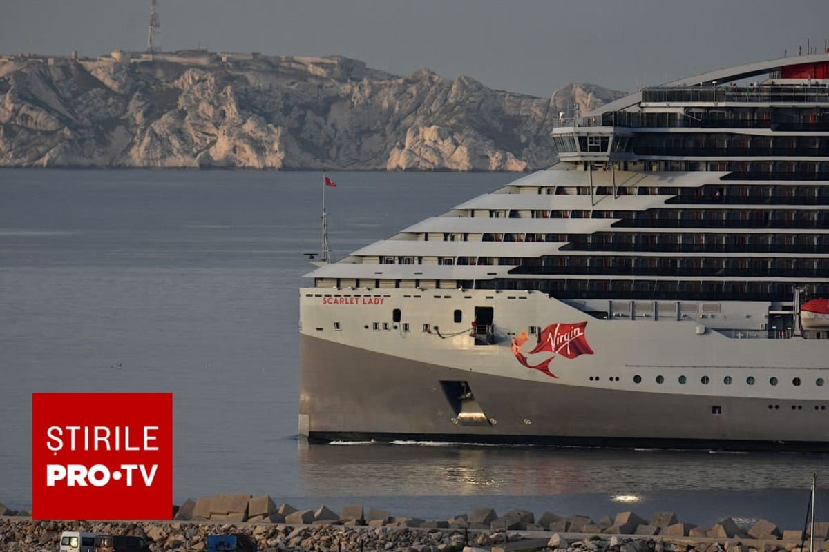 Nava de croazieră Virgin Voyages Scarlet Lady pe mare, port turcesc interzis Nava de croazieră Virgin Voyages Scarlet Lady pe mare, port turcesc interzis