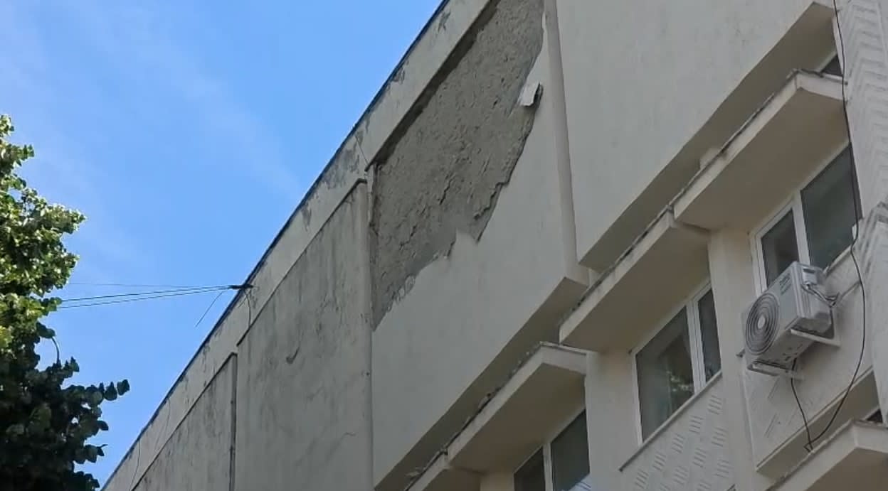 Fațadă prăbușită a clădirii Federalcoop în centrul Vasluiului, bucăți de moloz pe carosabil Fațadă prăbușită a clădirii Federalcoop în centrul Vasluiului, bucăți de moloz pe carosabil