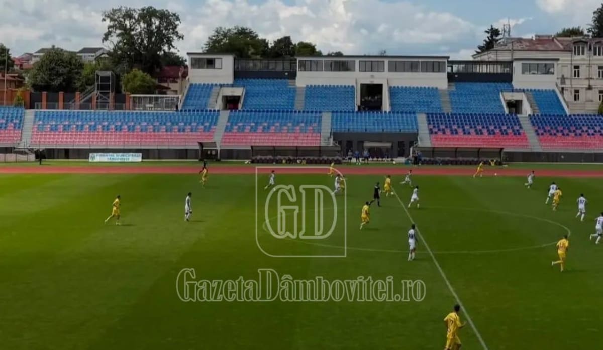 Jucători ai echipei Chindia Târgoviște în acțiune pe teren