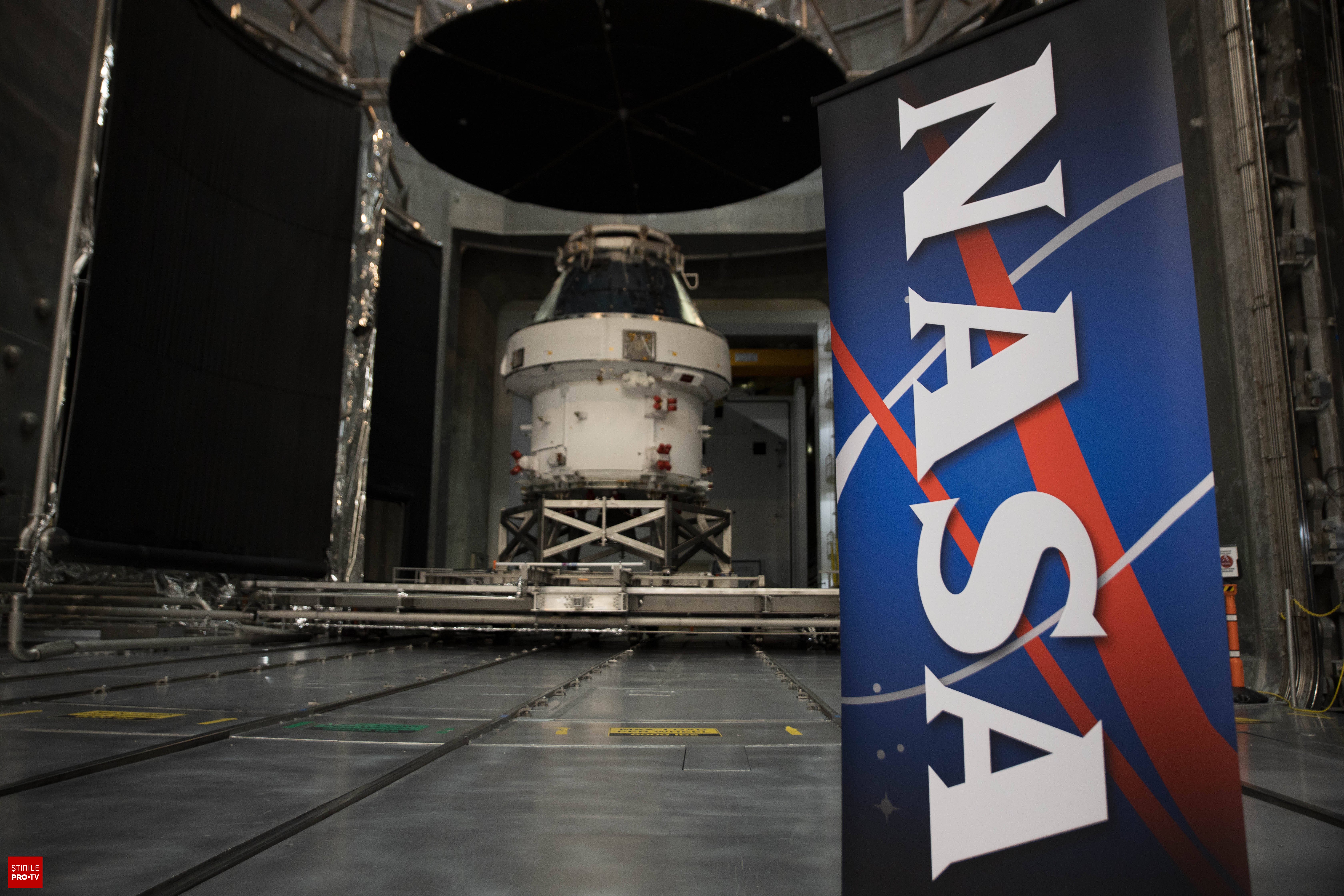 Astronaut în costum spațial în mediu izolat, simulare NASA