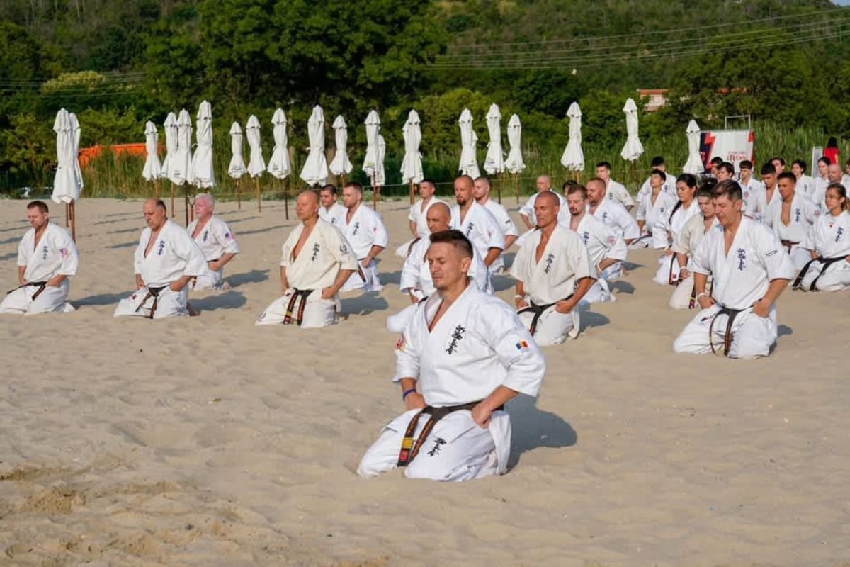 Instructorul Cristian Bolduț predând tehnici de karate kyokushin în Bulgaria