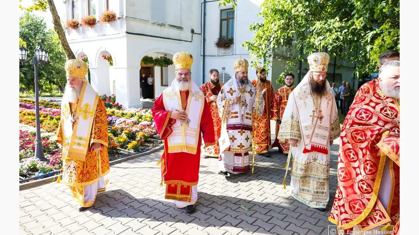 Credincioși participând la slujbă în curtea Episcopiei Hușilor Credincioși participând la slujbă în curtea Episcopiei Hușilor