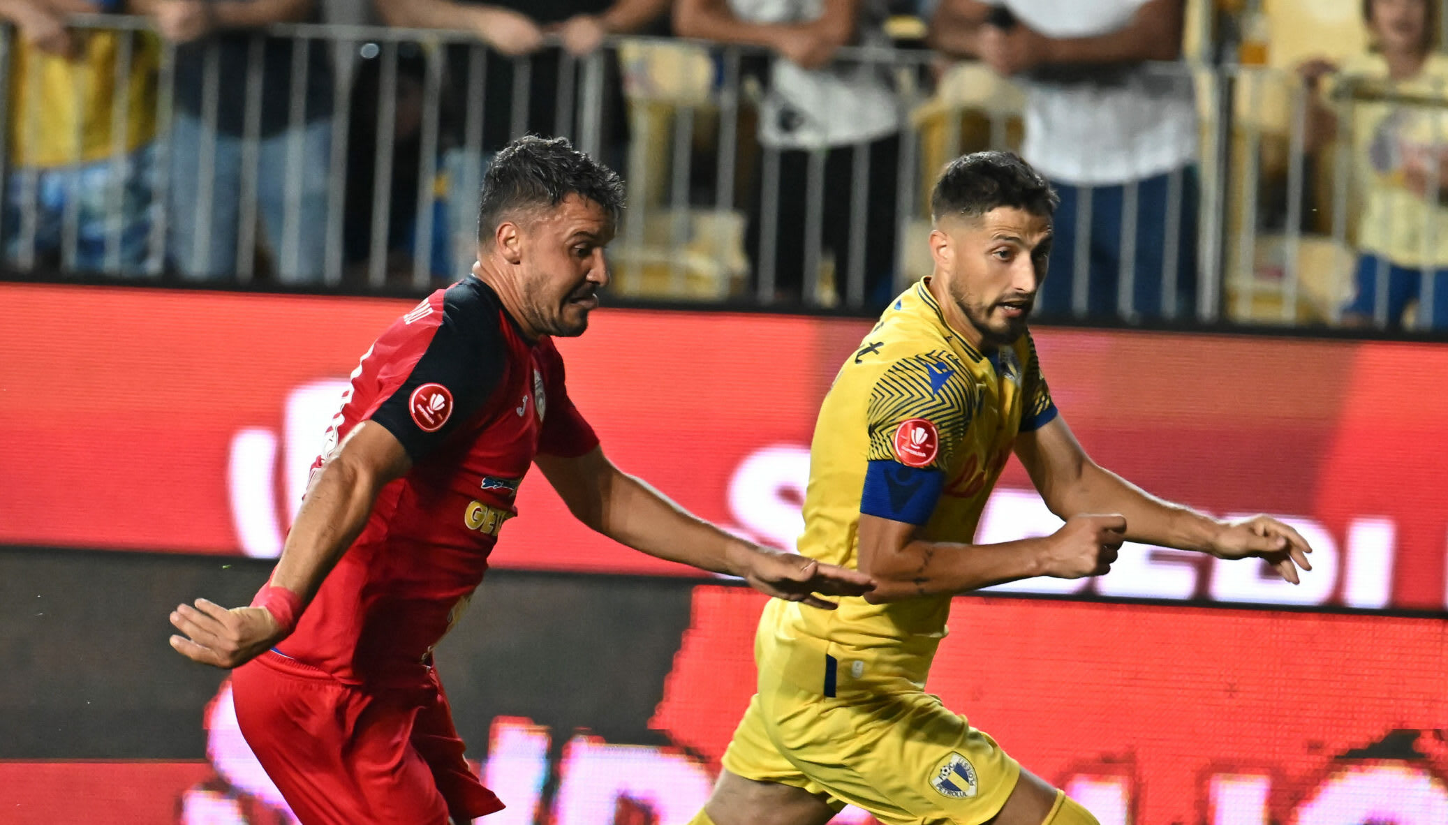 Fotbaliști veterani Gicu Grozav și Constantin Budescu în acțiune pe teren
