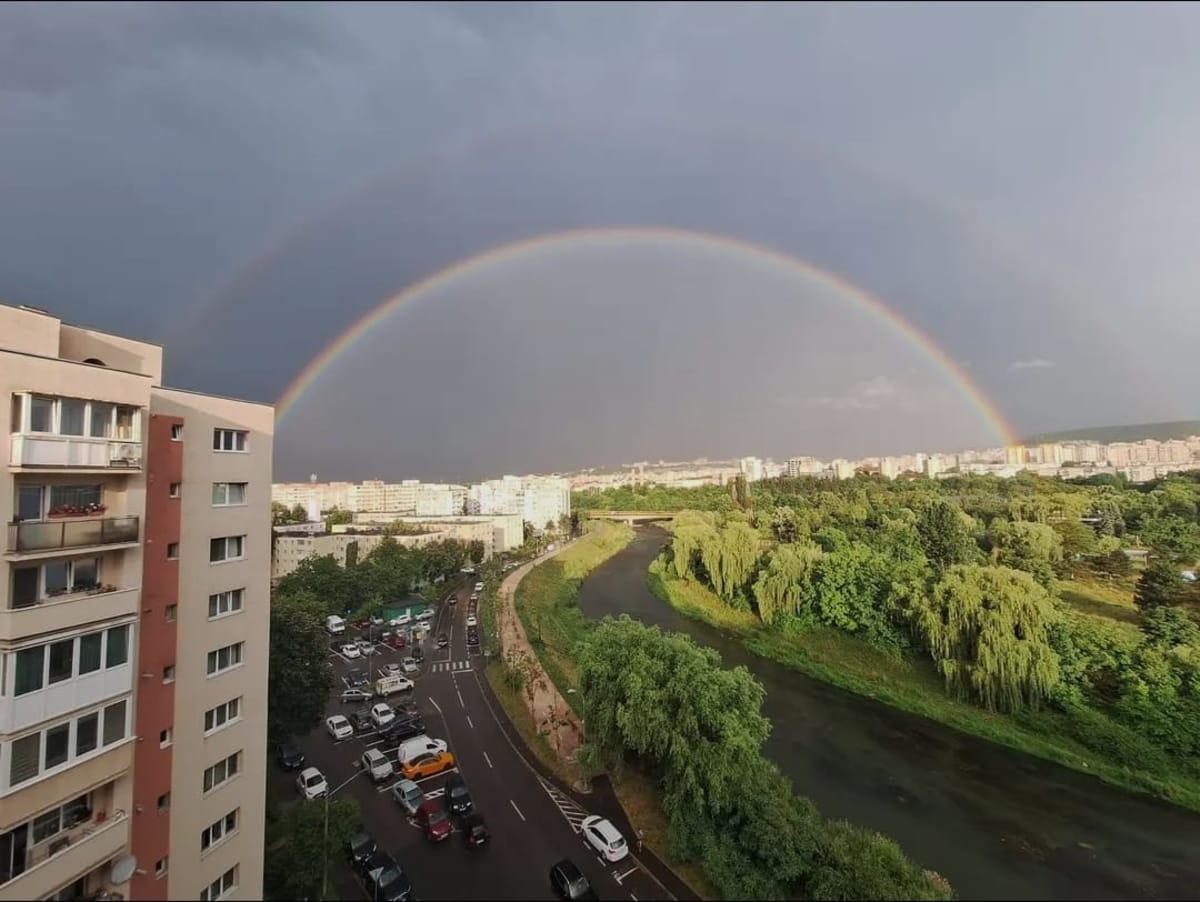 Curcubeu pe cerul Clujului după ploaie