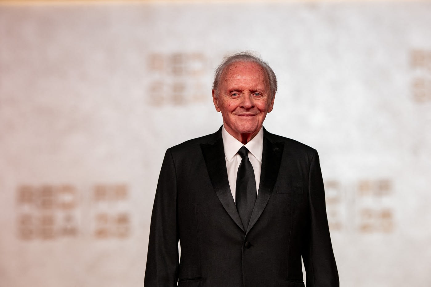 Anthony Hopkins cântând la pian în studio de înregistrări Anthony Hopkins cântând la pian în studio de înregistrări