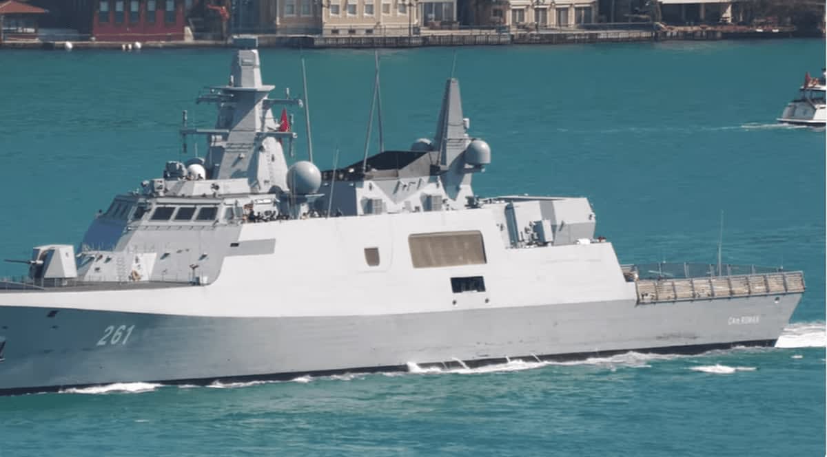 Radu Miruță în uniformă de marinar pe corveta „Contraamiral August Roman”
