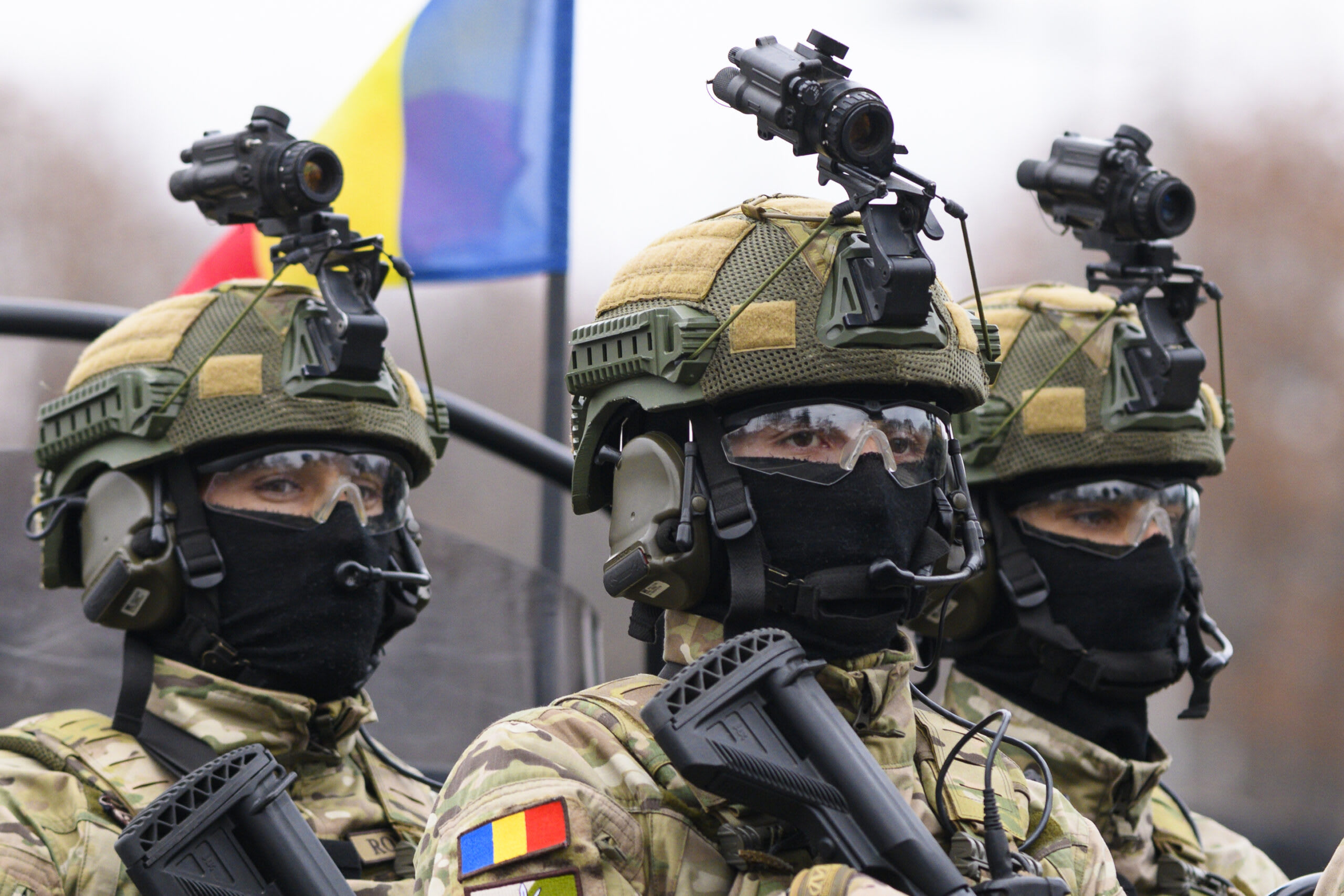 Militari români în uniformă participând la parada de Ziua Națională a Franței, Paris