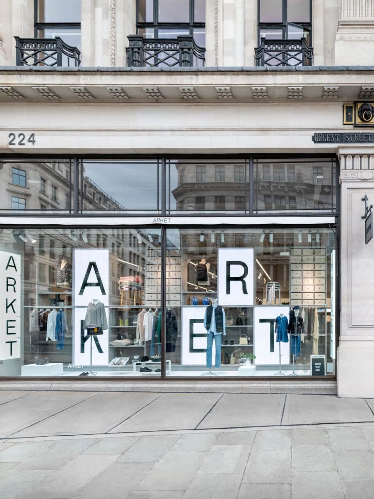 Magazin Arket în interior, design minimalist, haine atemporale