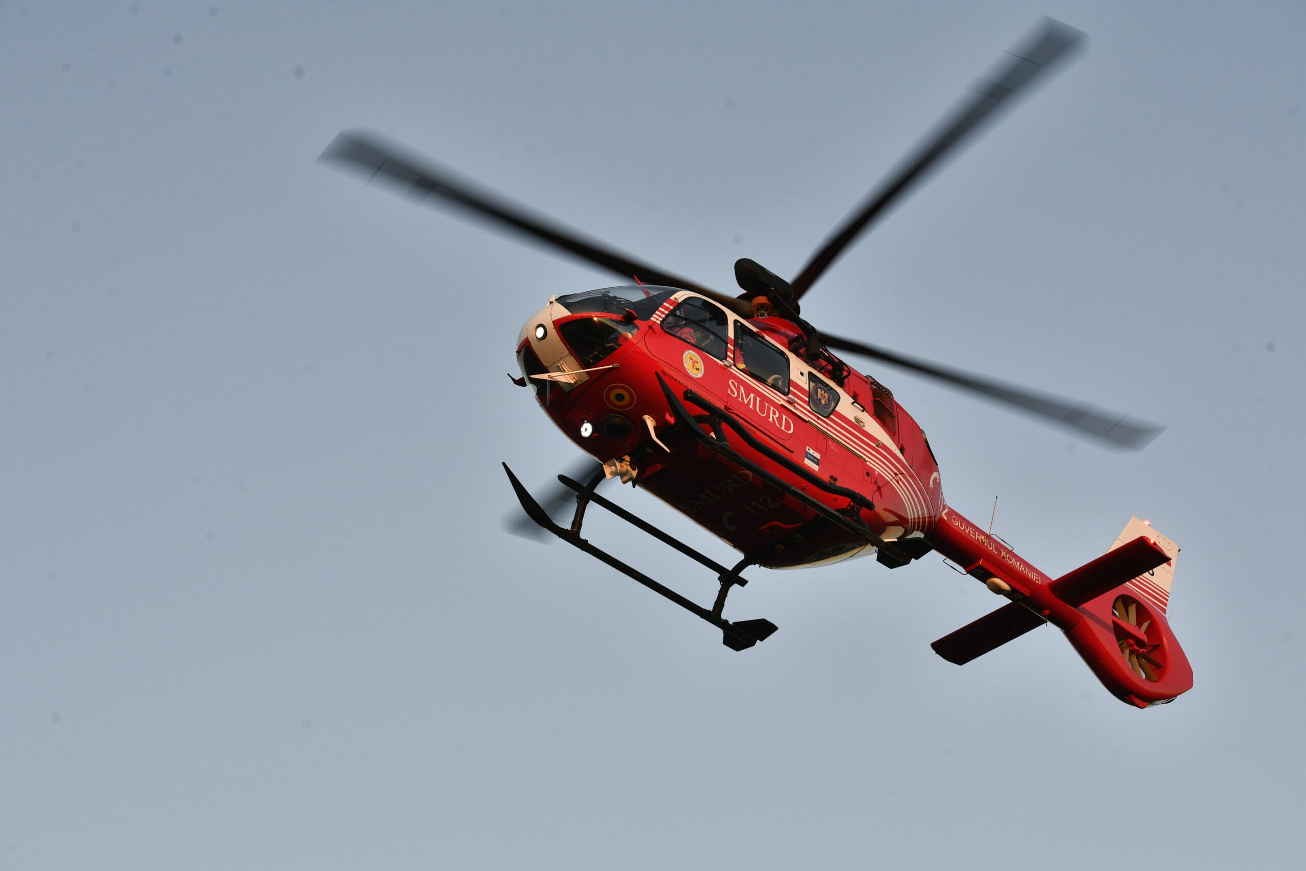Elicopter SMURD intervenind pentru salvarea alpiniștilor în Bușteni