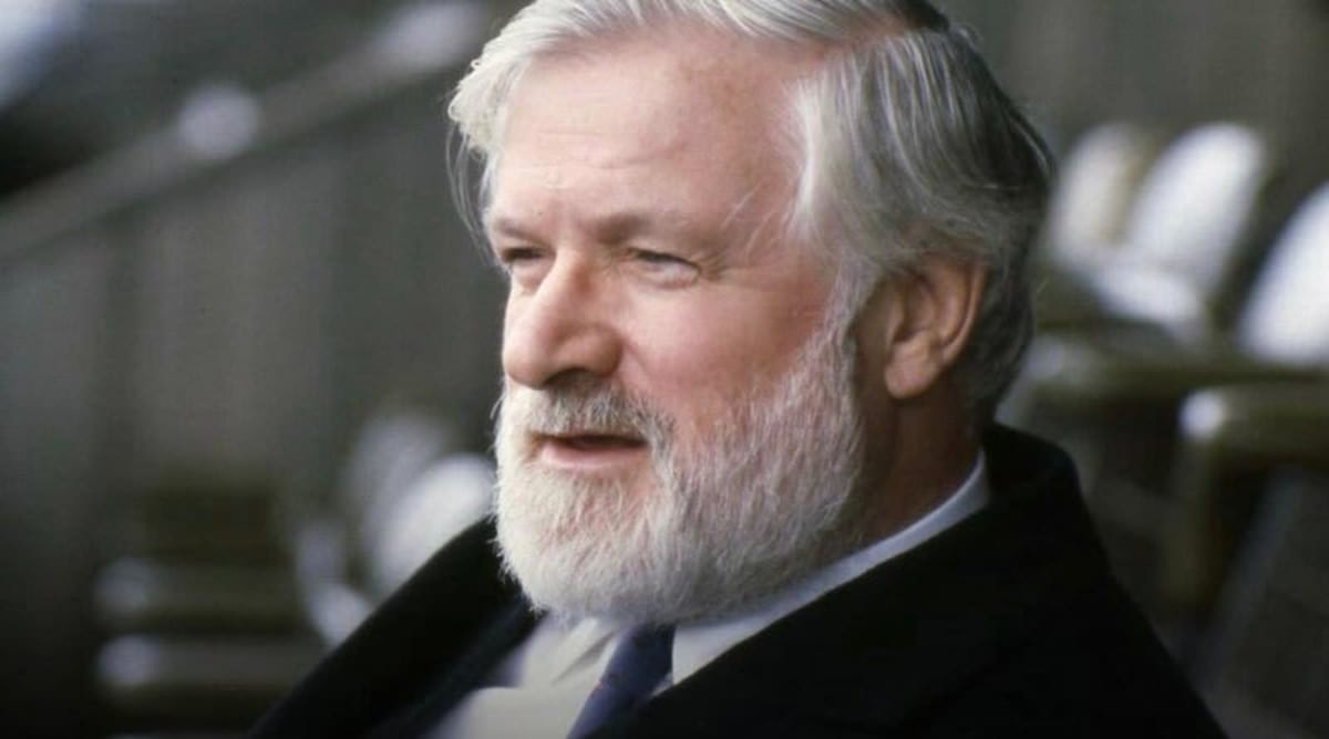 Ken Bates în fața stadionului Stamford Bridge, Londra