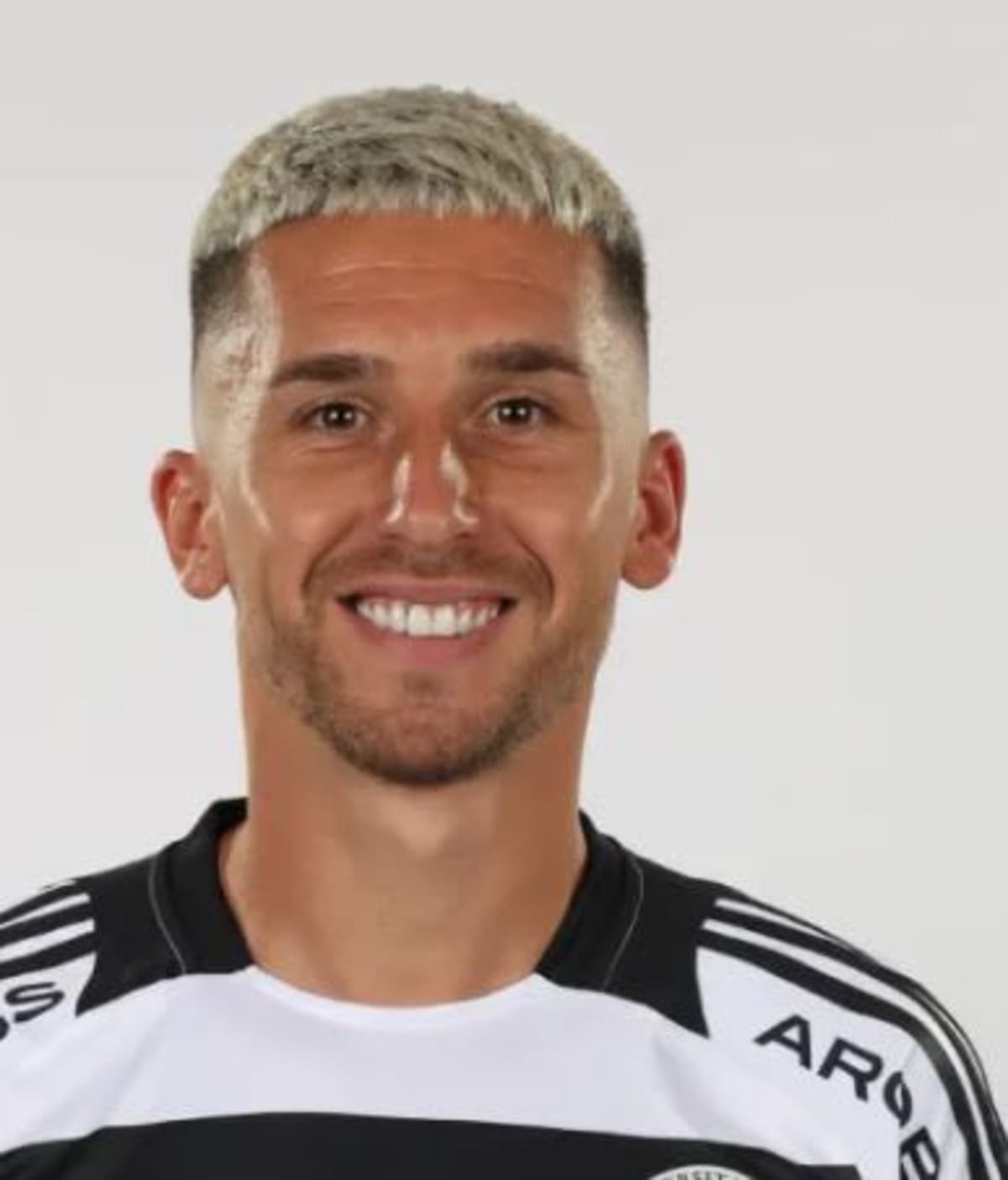 Fotbalist în conferință de presă, stadion, echipe românești