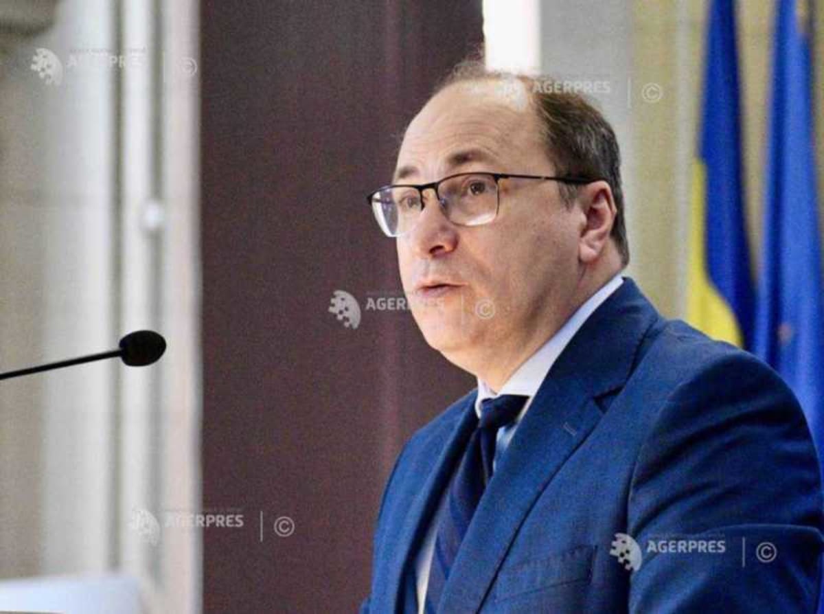 Profesor verificând lucrări contestate la Bacalaureat