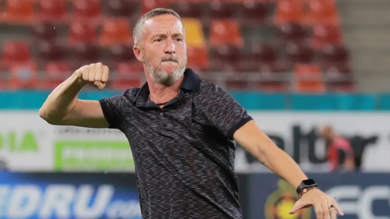 Ricardo Pădurariu în tricoul FCSB în cantonament