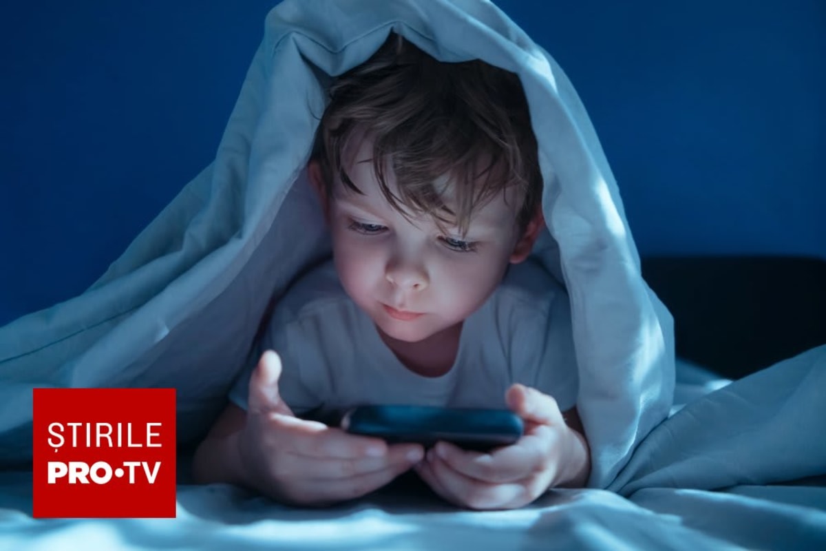 Copii folosind tablete și smartphone-uri în mediul online Copii folosind tablete și smartphone-uri în mediul online