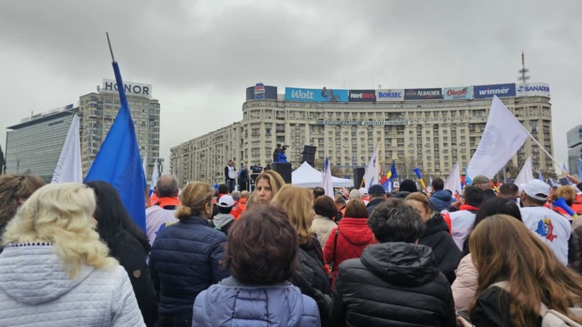 Lider sindical protestând în fața Parlamentului