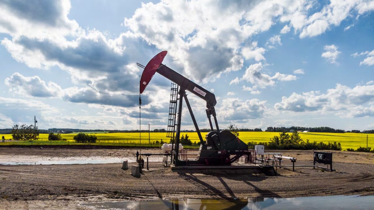 Petrolieri în acțiune la o platformă petrolieră în Canada