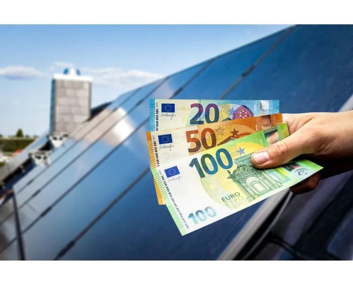 Fermă cu panouri solare și baterii pentru gospodării