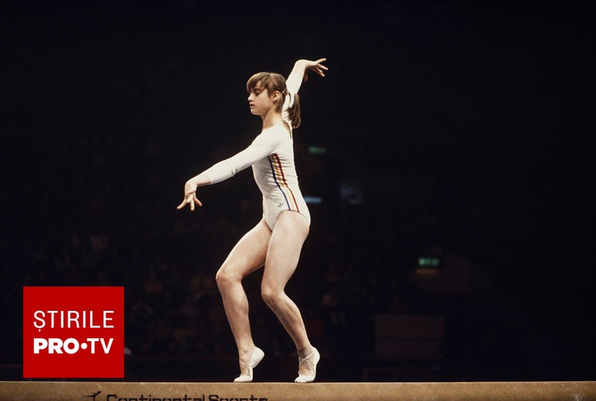 Nadia Comăneci în sala de gimnastică, zâmbind și rememorând momentul istoric