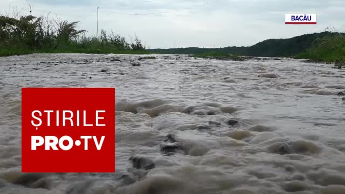 Echipaj de pompieri în acțiune în zona inundată din România