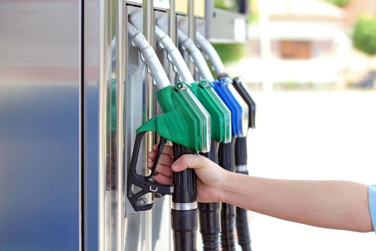 Camion de carburanți în stație, trafic rutier în România Camion de carburanți în stație, trafic rutier în România