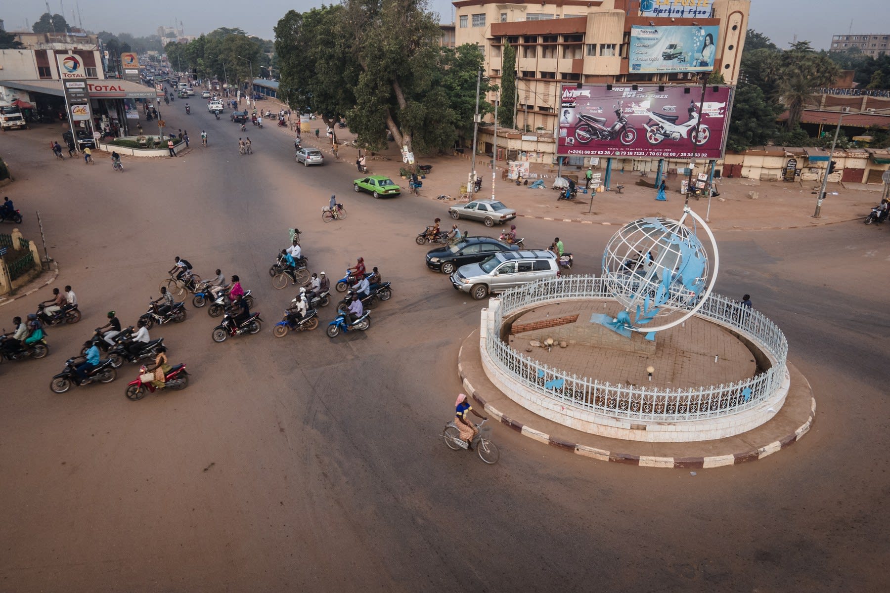 Diplomat român în fața ambasadei în Burkina Faso, în context diplomatic