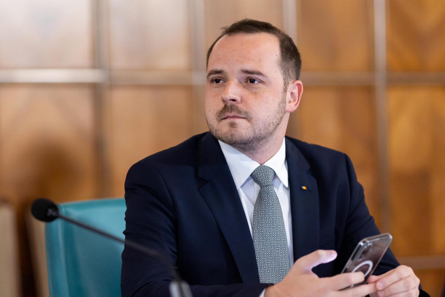Parlamentul României, dezbatere cu scandal, deputați în discuție Parlamentul României, dezbatere cu scandal, deputați în discuție