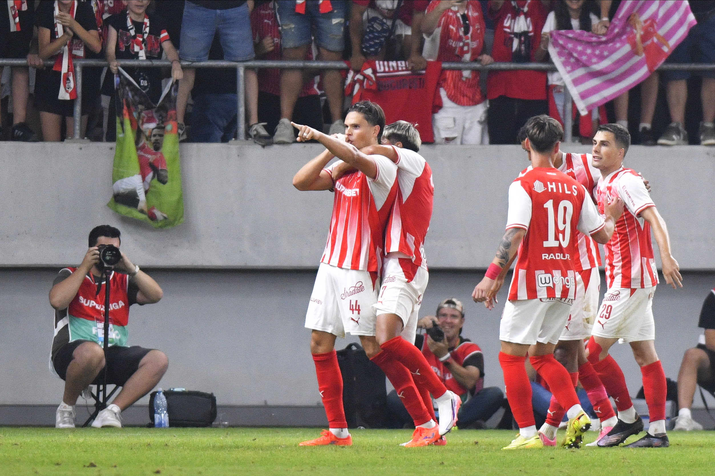 Fotbal în stadion, jucători în acțiune, echipe din Superliga România