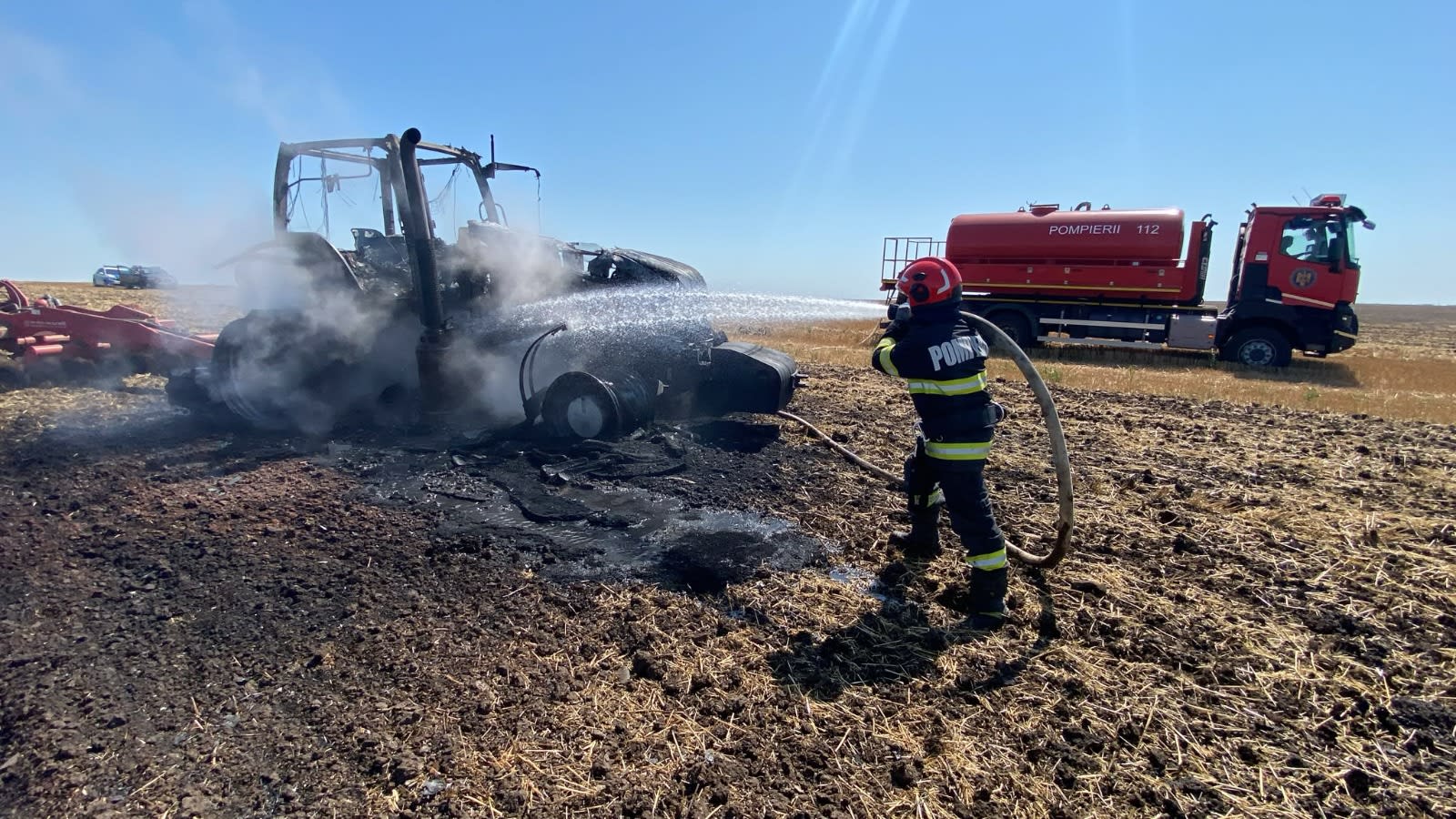 Pompieri în acțiune stingând un incendiu la tractor în Blejești Pompieri în acțiune stingând un incendiu la tractor în Blejești