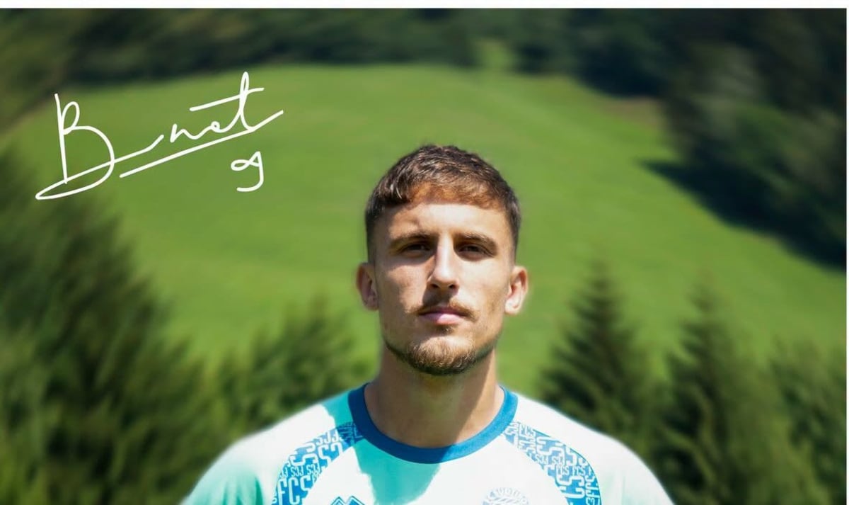 Fotbalist român semnând contract cu FC Sudtirol