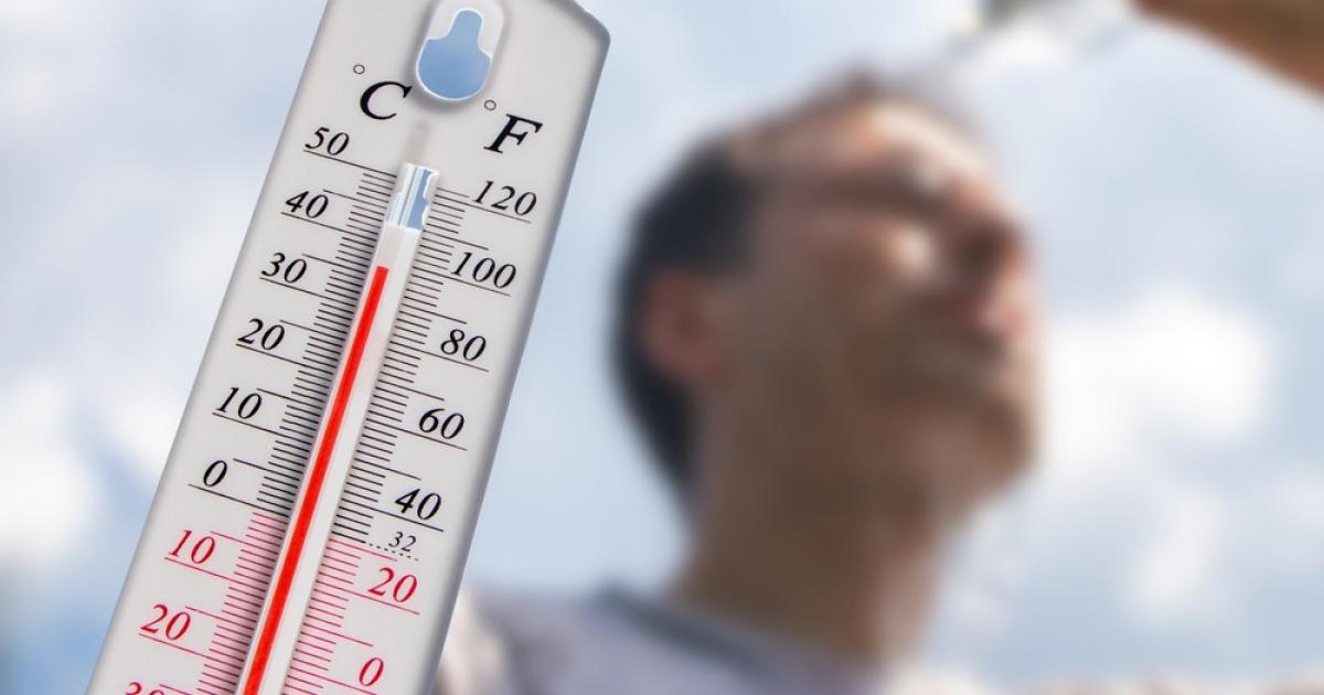 Termometru cu temperaturi ridicate, soare puternic, peisaj de vară în România Termometru cu temperaturi ridicate, soare puternic, peisaj de vară în România