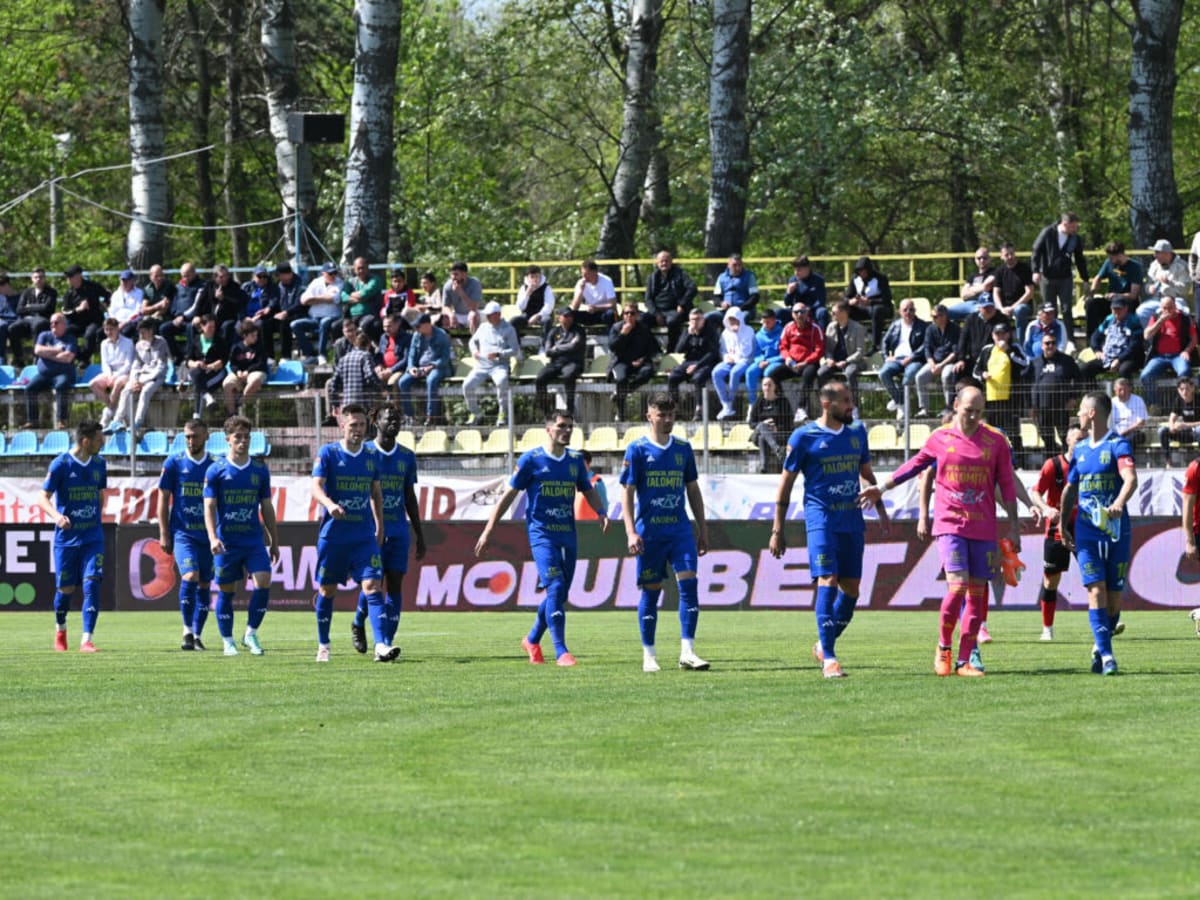 Fotografie cu jucători FC Bihor și Unirea Slobozia în acțiune pe stadion