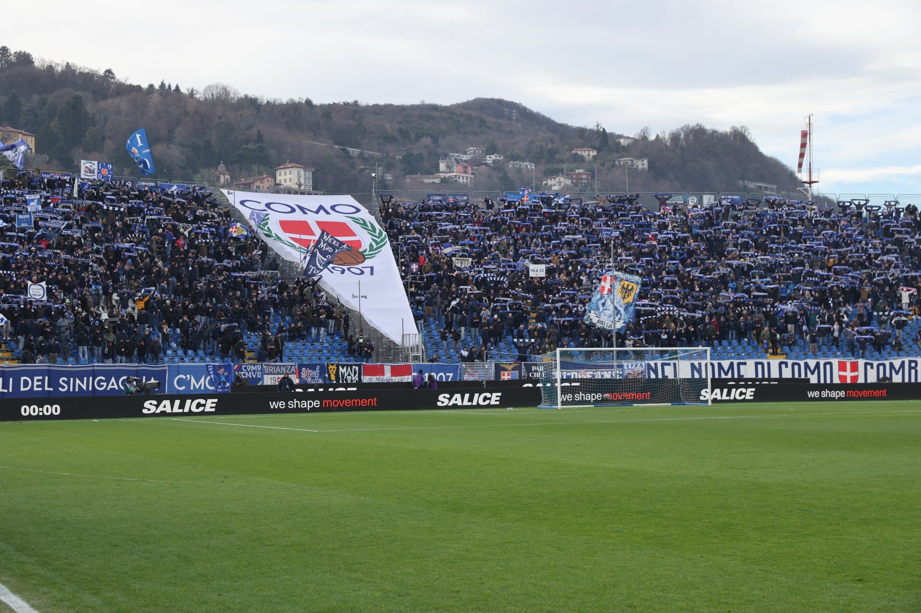 Suporteri în tribunele stadionului Giuseppe Sinigaglia, Italia