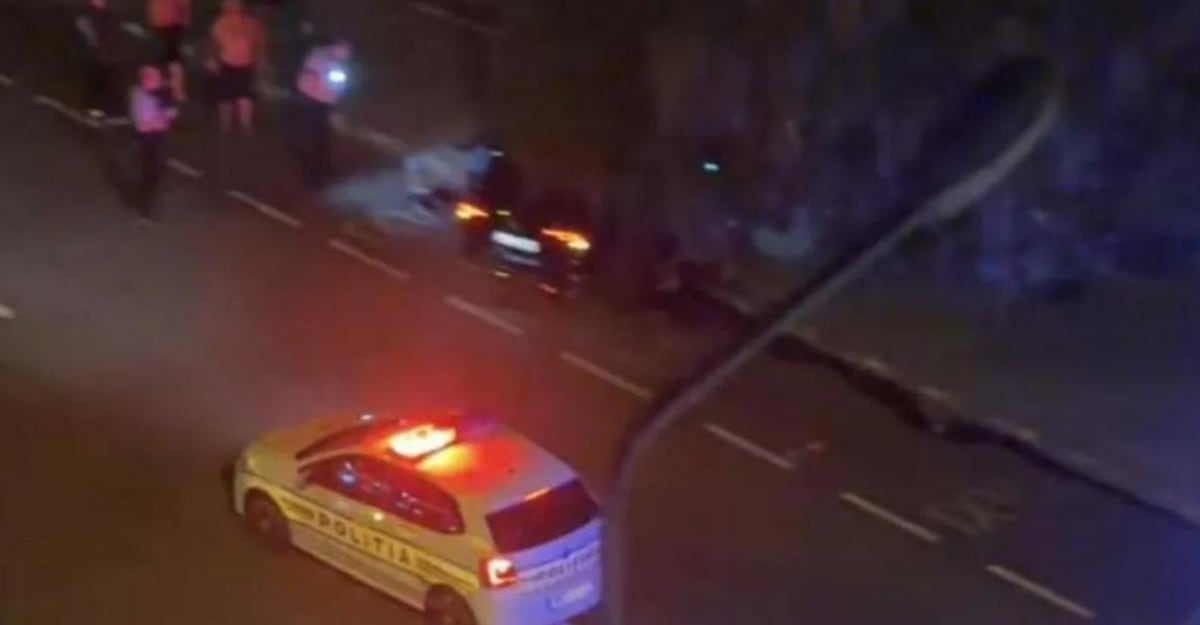Mașină avariată după accident, stâlp de iluminat public, strada din Galați