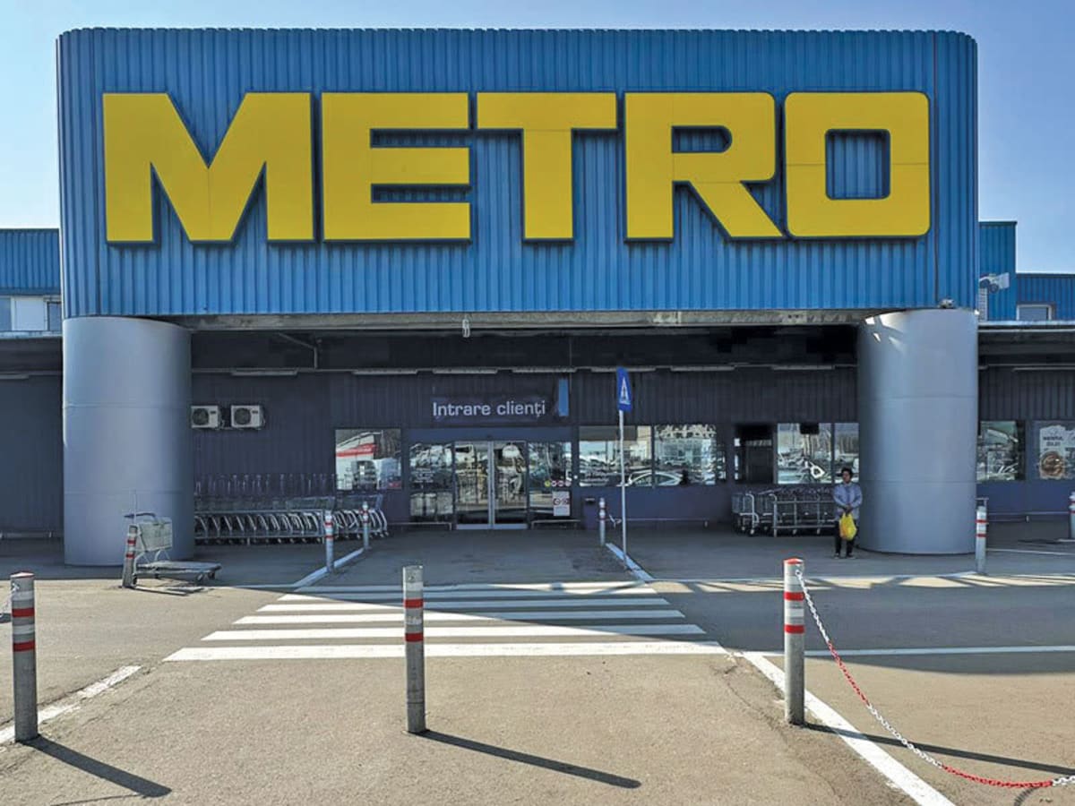 Magazin METRO cash & carry în România, clienți și angajați în activitate