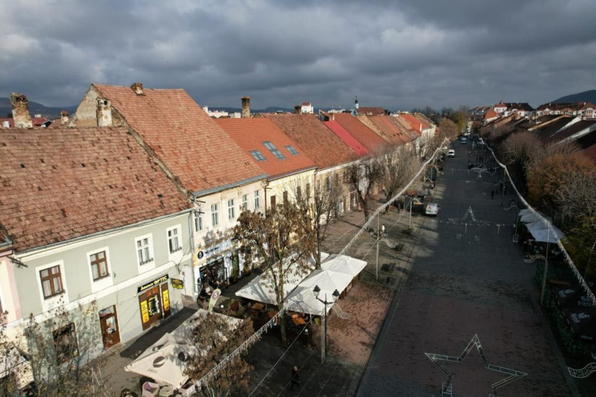 Reabilitare centru istoric în Bistrița, muncitori și echipamente moderne