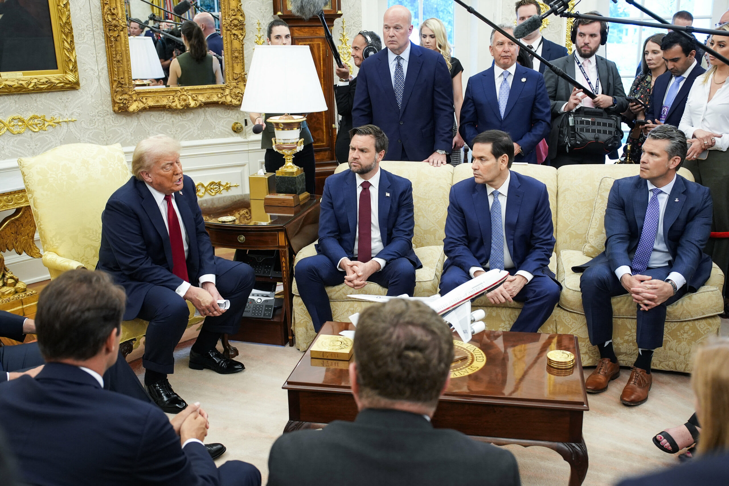 Donald Trump și J.D. Vance în cadrul unei întâlniri private Donald Trump și J.D. Vance în cadrul unei întâlniri private