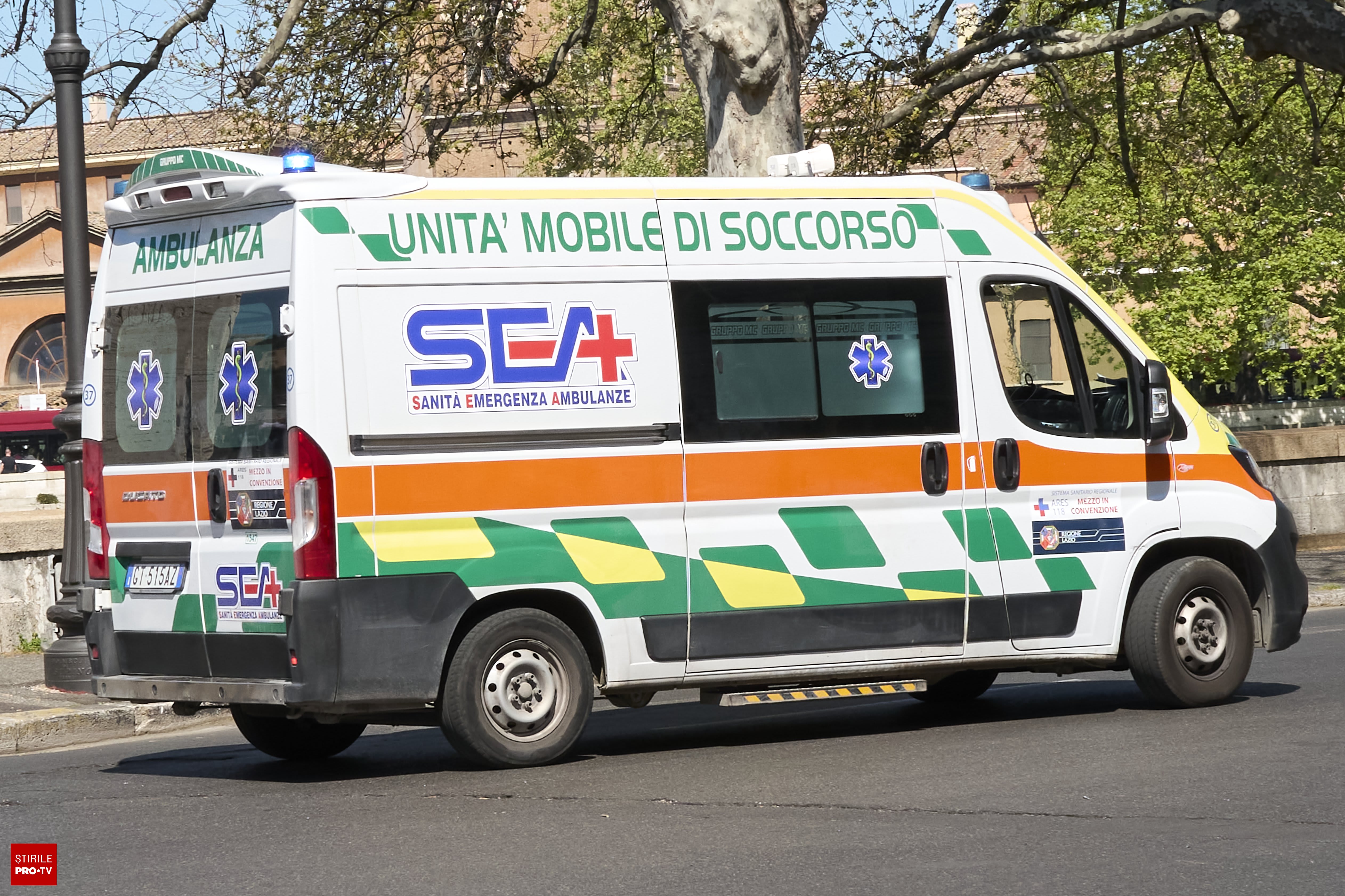Echipaj de ambulanță și carabinieri pe șantierul din Padova, Italia