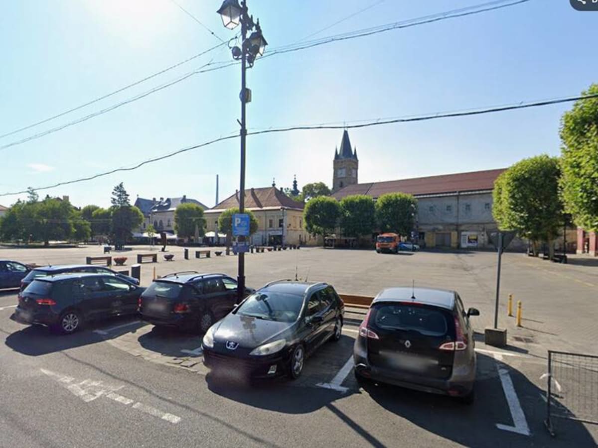 Autoturisme parade în Piața Libertății din Baia Mare