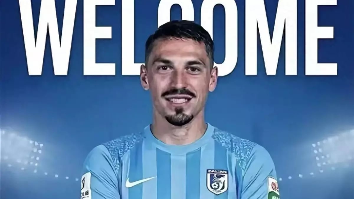Nicolae Stanciu marcând gol în China, fani în tribune cu scenografie și cântec