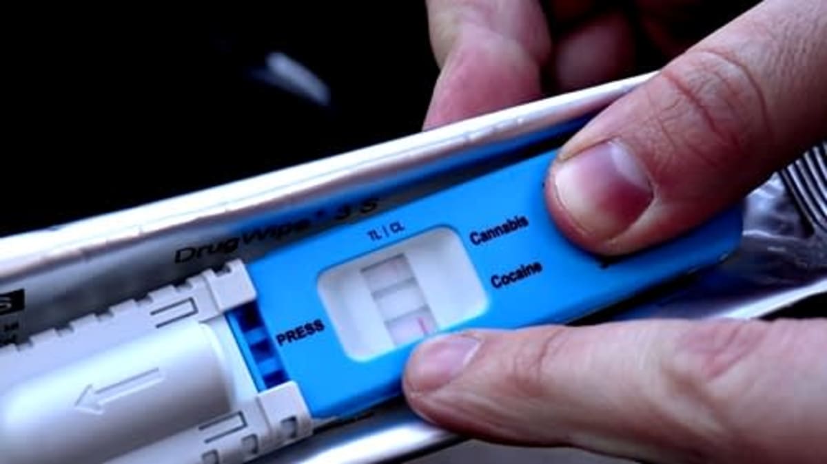 Polițiști brașoveni verificând un șofer depistat cu viteză excesivă