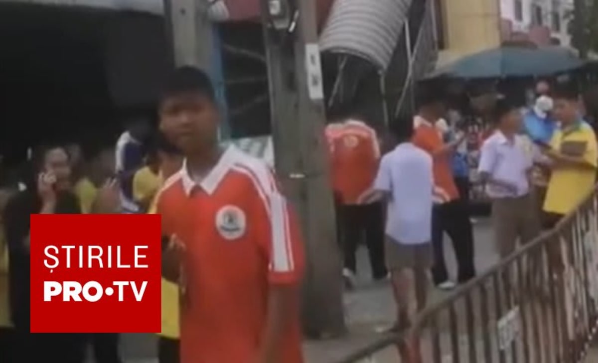 Polițiști thailandezi investigând scena atacului armat din școală
