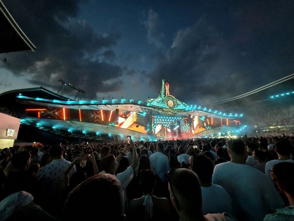 Polițiști verificând participanți la festivalul Untold 2026